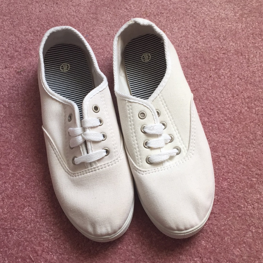 Tennis shoes